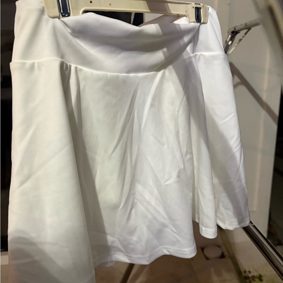 Sporty White Ruffled Skirt With Built In Shorts - Picture 3 of 3